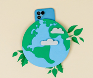 un Fairphone 5 derrière la Terre